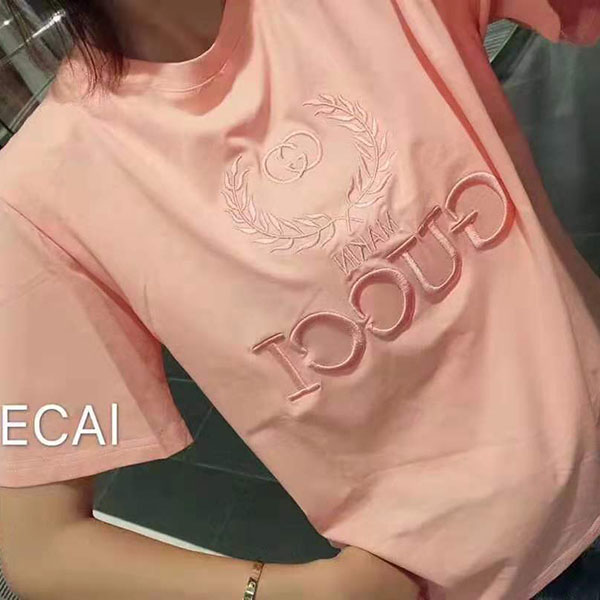 ピンク グッチ 夏Tシャツ 女性向け おしゃれ 半袖Tシャツ GUCCI 刺繍ロゴ ブランド gucci サマーtシャツ フリーサイズ 丸首 人気  快適 トップス