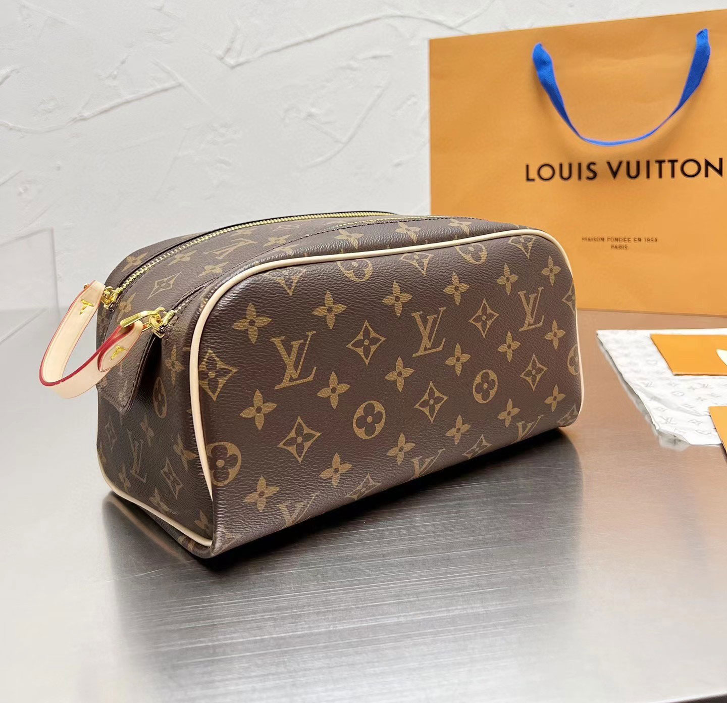 ルイヴィトン 化粧ポーチ ドップキット ブランド LV メイクポーチ モノグラム オシャレ Louis Vuitton コスメポーチ 大容量 人気  ヴィトン レディース ポーチ メンズ 勝手抜群 高級感